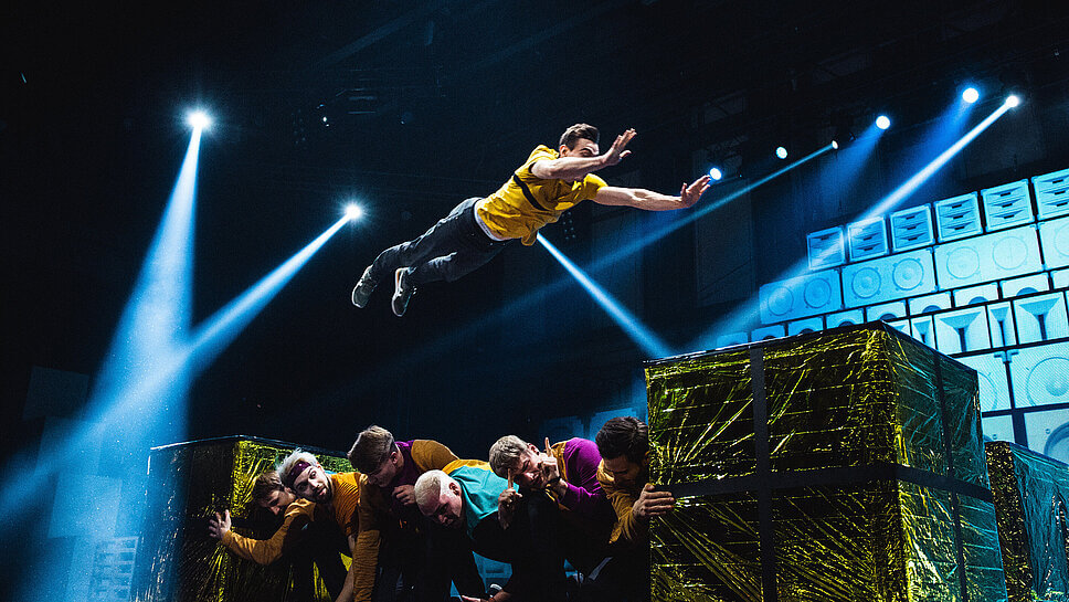 Wer fliegt denn da? In der Show „Urbantatix Essence“ vermischen sich artistische Darbietungen mit Breakdance, Parkour und Skateboarding
